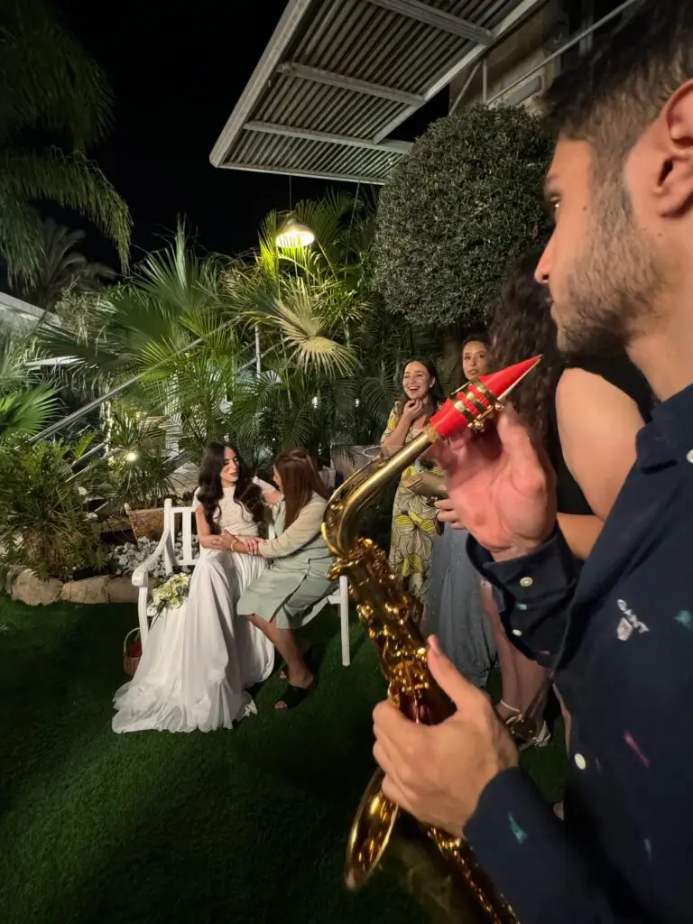 סקסופון בליווי כיסא כלה